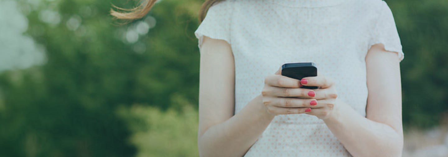 Woman_with_phone_01.jpg woman with i-phone